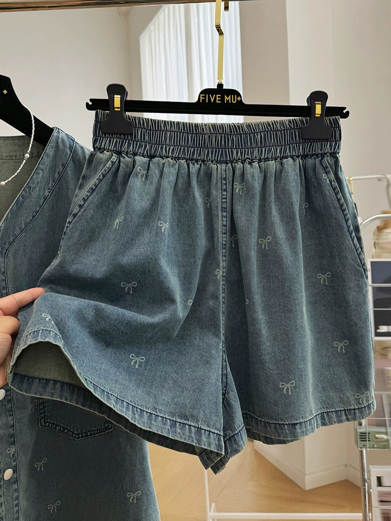 A high-end, relaxed-feeling short-sleeved denim shirt + shorts are paired with a complete casual fashion suit.