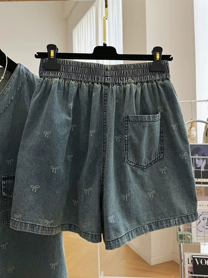 A high-end, relaxed-feeling short-sleeved denim shirt + shorts are paired with a complete casual fashion suit.