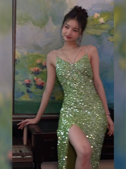 Green sequined mermaid-style dress with a shimmering diamond chain, halter neck, backless design, perfect for Christmas parties and year-end parties – French chic.