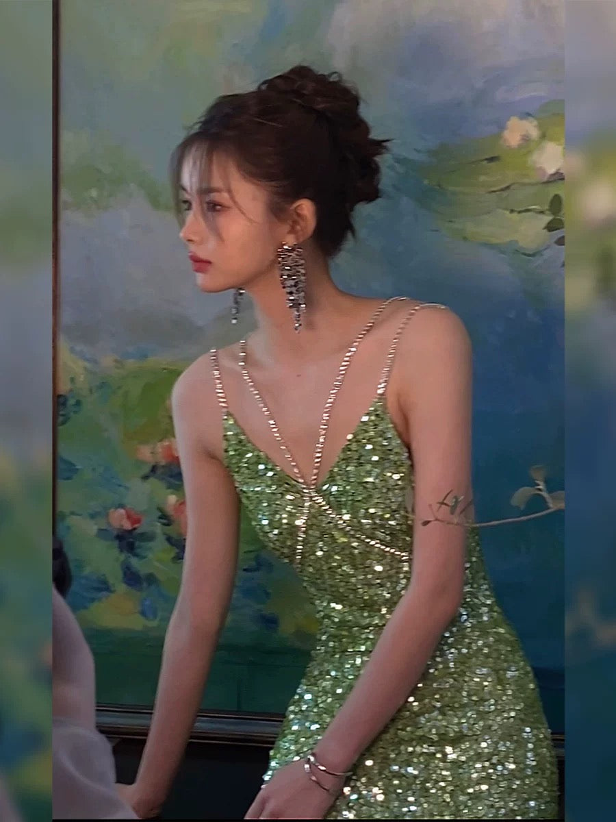 Green sequined mermaid-style dress with a shimmering diamond chain, halter neck, backless design, perfect for Christmas parties and year-end parties – French chic.