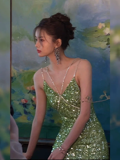 Green sequined mermaid-style dress with a shimmering diamond chain, halter neck, backless design, perfect for Christmas parties and year-end parties – French chic.