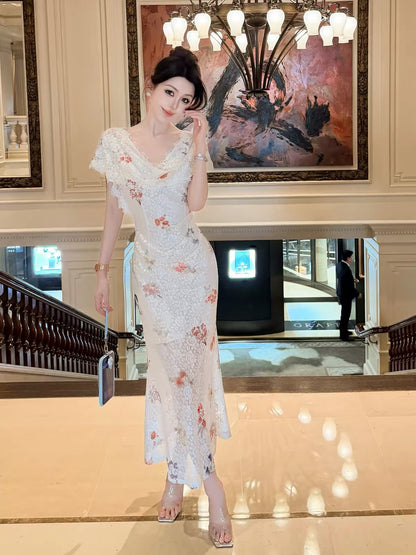 Yu Xiaoxiao [Magnificent Flower Goddess] – Fitted Mermaid Dress with Cowl Neck, Stretch Lace, and Vintage-Style Blended Floral Print