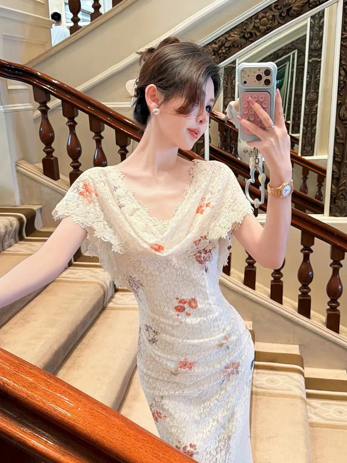 Yu Xiaoxiao [Magnificent Flower Goddess] – Fitted Mermaid Dress with Cowl Neck, Stretch Lace, and Vintage-Style Blended Floral Print