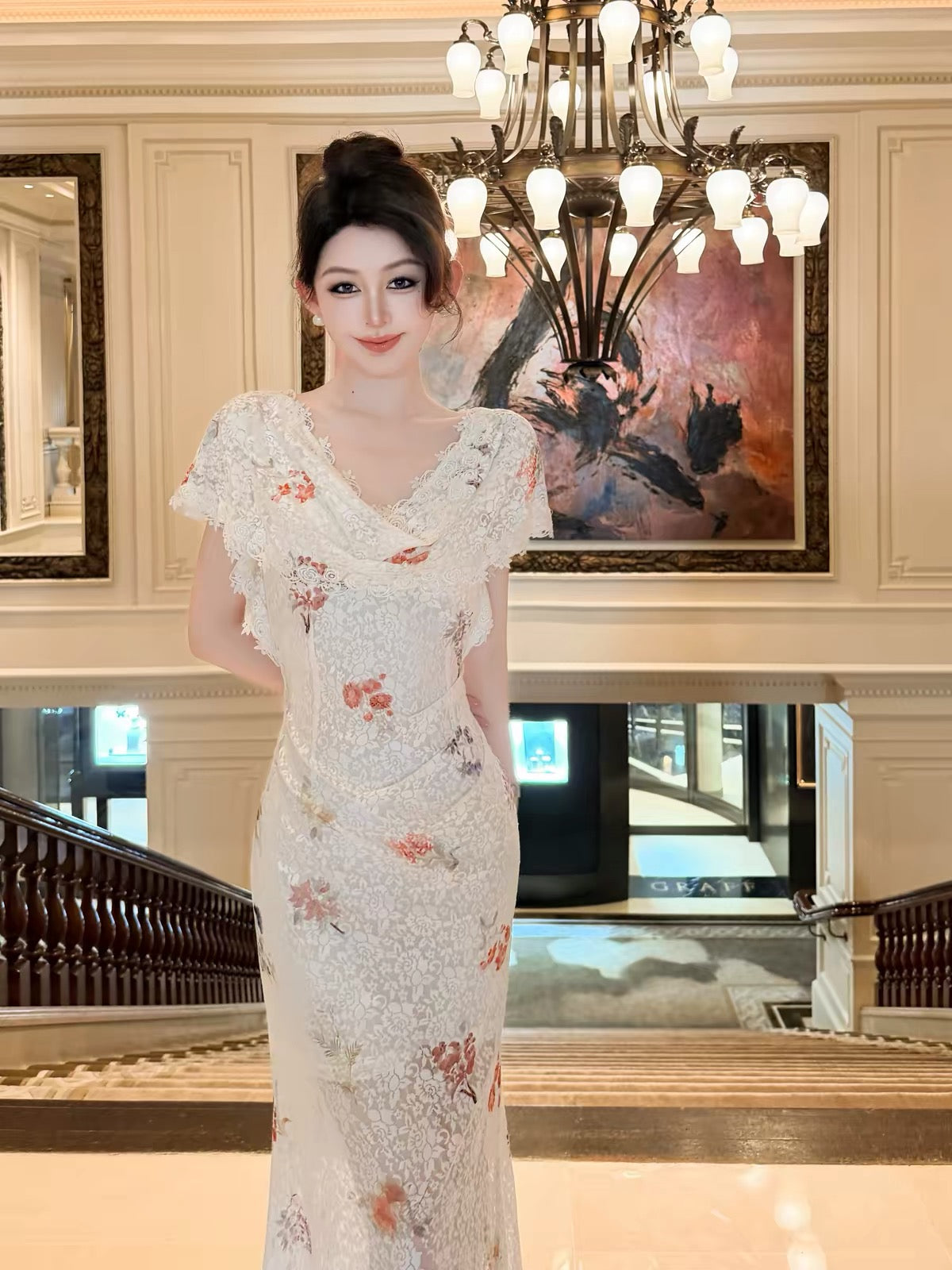 Yu Xiaoxiao [Magnificent Flower Goddess] – Fitted Mermaid Dress with Cowl Neck, Stretch Lace, and Vintage-Style Blended Floral Print
