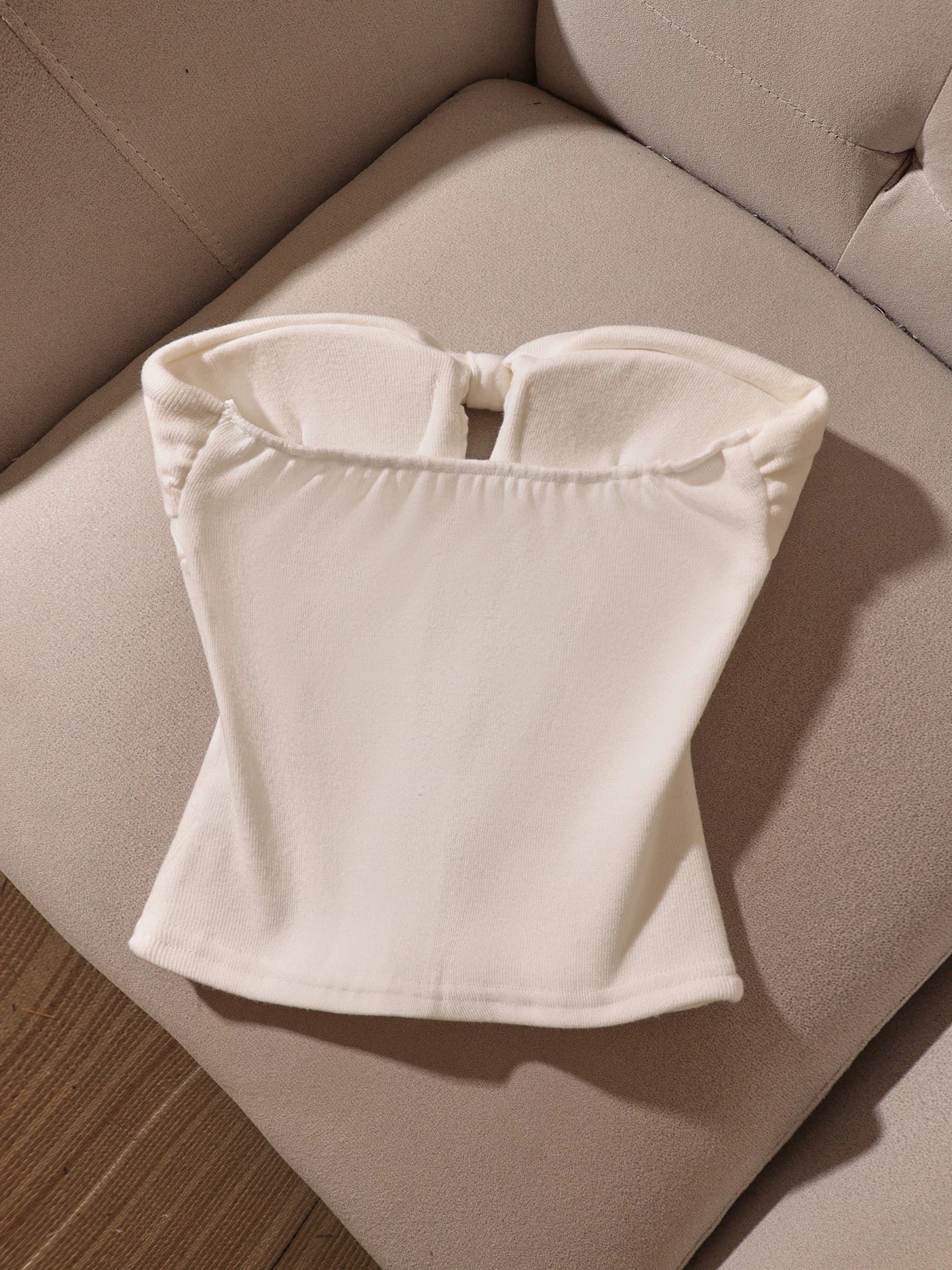 Sweet and spicy girl, high-end, niche, sexy off-shoulder strapless tank top, white rhinestone buckle slim fit trendy top, hot girl style