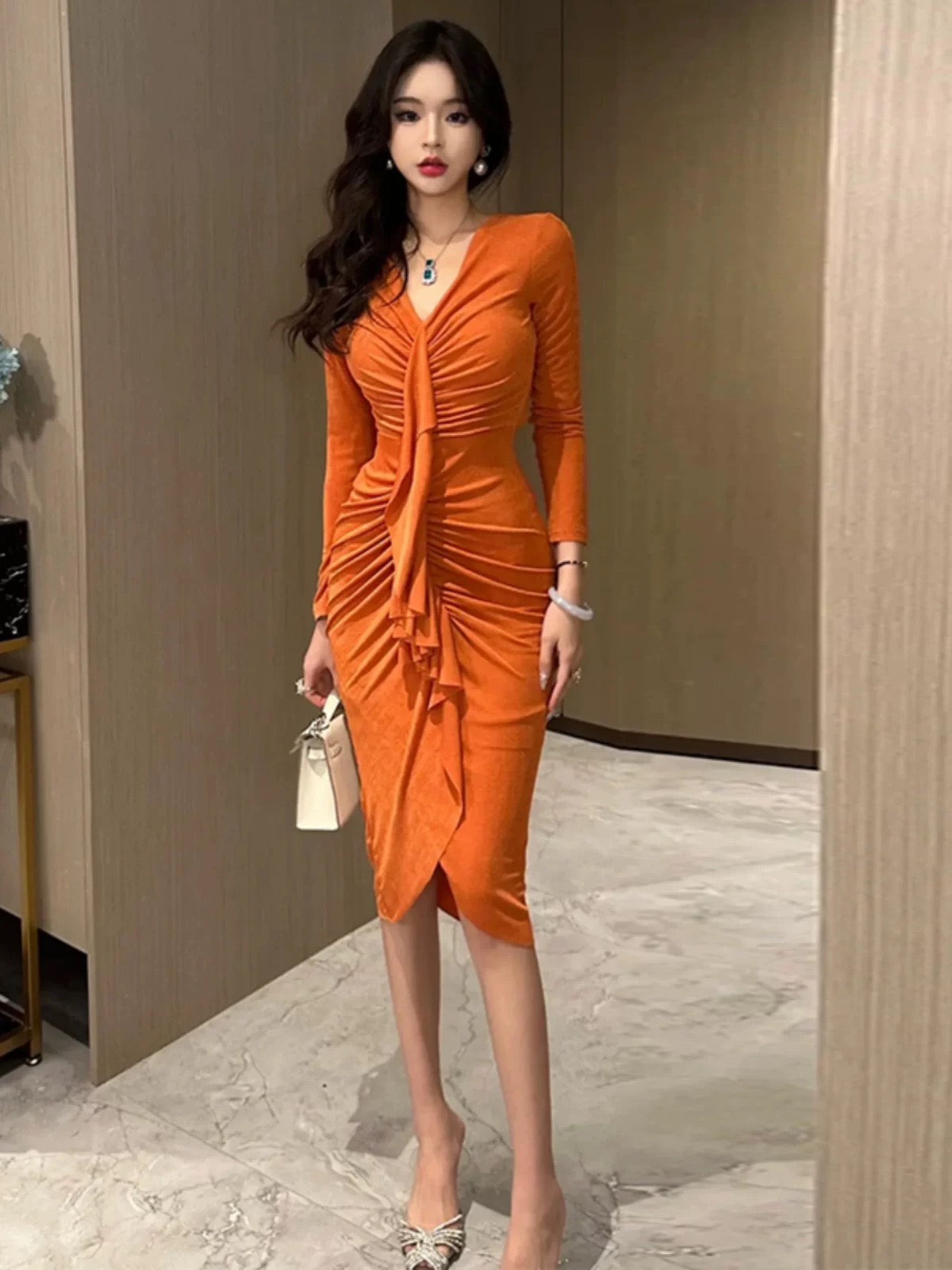 European station sexy V-neck dress autumn and winter new dress super nice French temperament slimming slim hip skirt