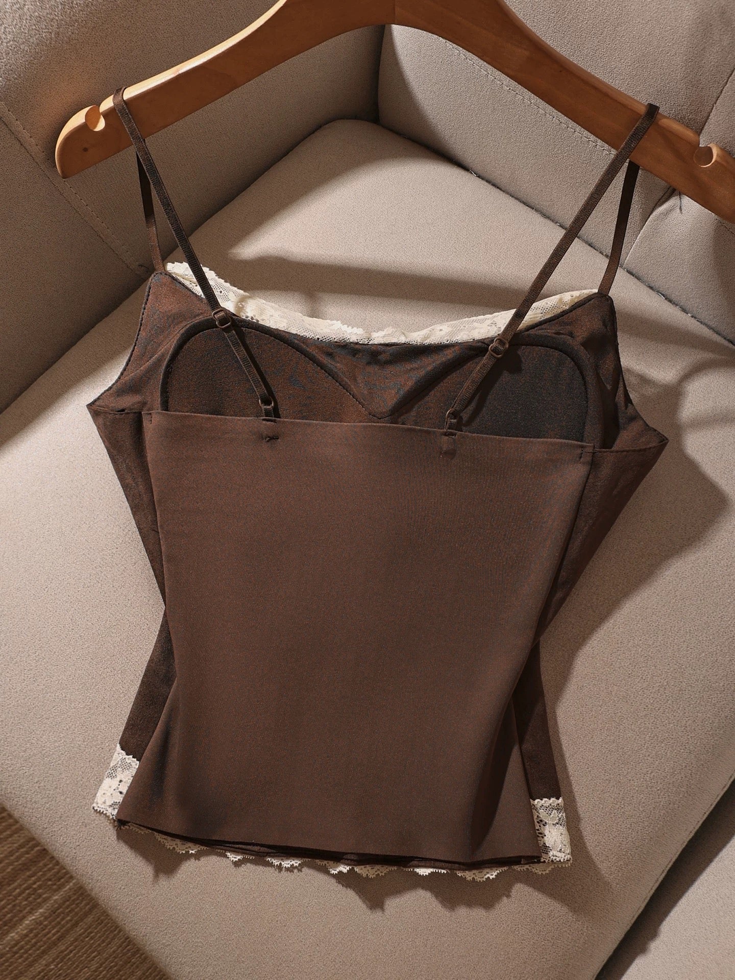 French-style sexy lace-trimmed camisole for women, slim fit, with bra padding, trendy and high-end outerwear.