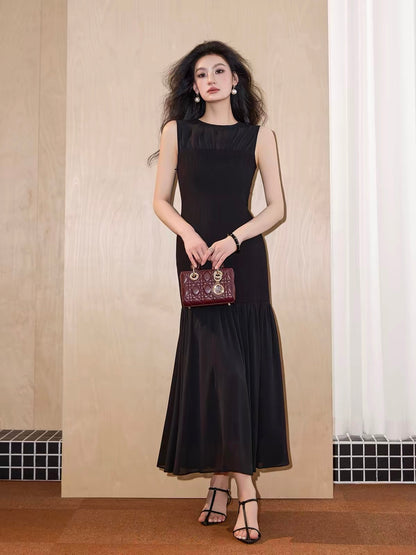 Exquisitely Tailored: Hepburn-Style Minimalist Sleeveless Maxi Dress – A Slim-Fit, Waist-Cinching Mermaid Dress That Flatters the Figure.
