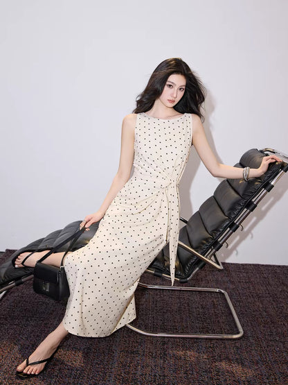 Deeply Customized: French-style sleeveless polka-dot dress featuring a tie-waist design and a below-the-knee length.