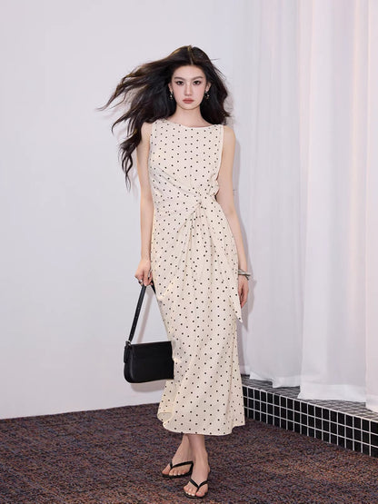 Deeply Customized: French-style sleeveless polka-dot dress featuring a tie-waist design and a below-the-knee length.