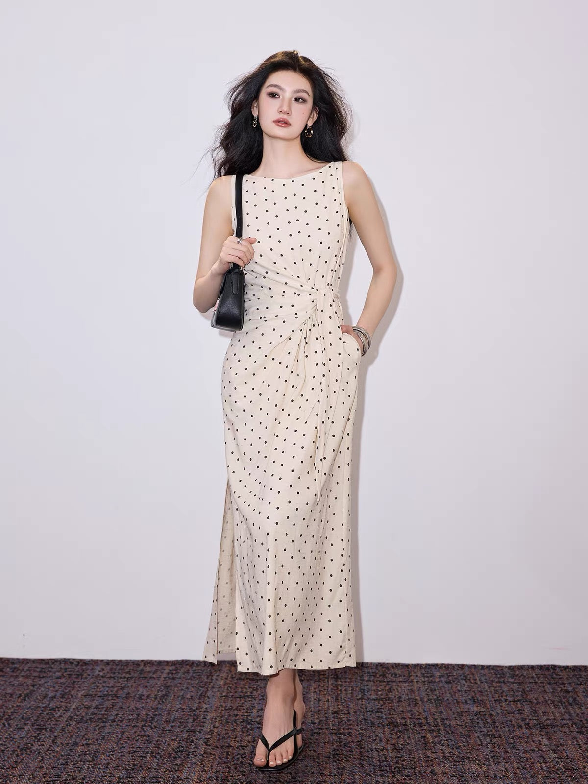 Deeply Customized: French-style sleeveless polka-dot dress featuring a tie-waist design and a below-the-knee length.