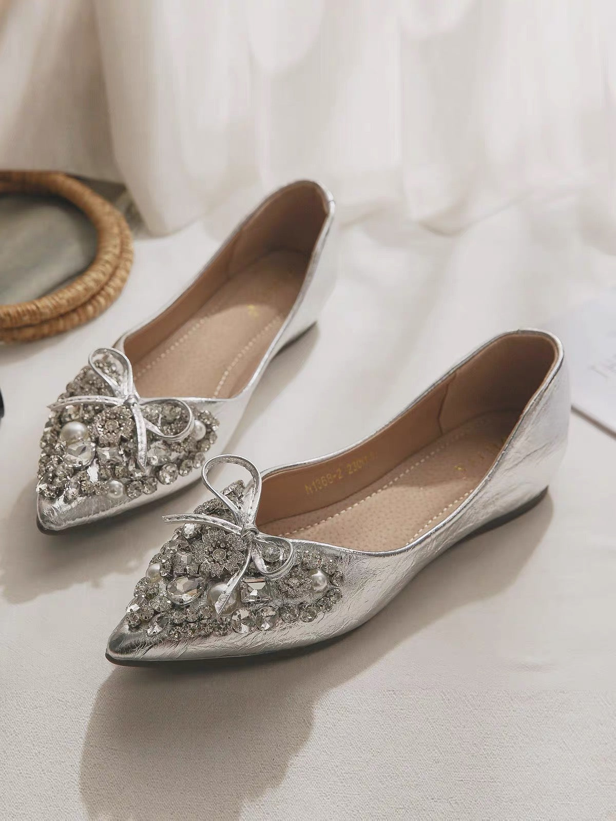 Stunning French-style rhinestone flats—chic, comfortable, and perfect for pairing with skirts; a gorgeous new low-cut, pointed-toe design for Summer 2026.