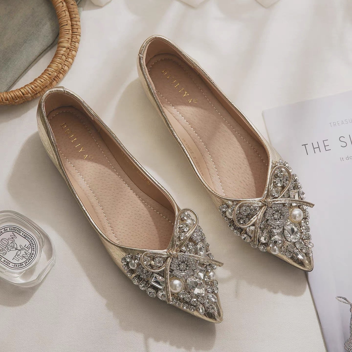 Stunning French-style rhinestone flats—chic, comfortable, and perfect for pairing with skirts; a gorgeous new low-cut, pointed-toe design for Summer 2026.