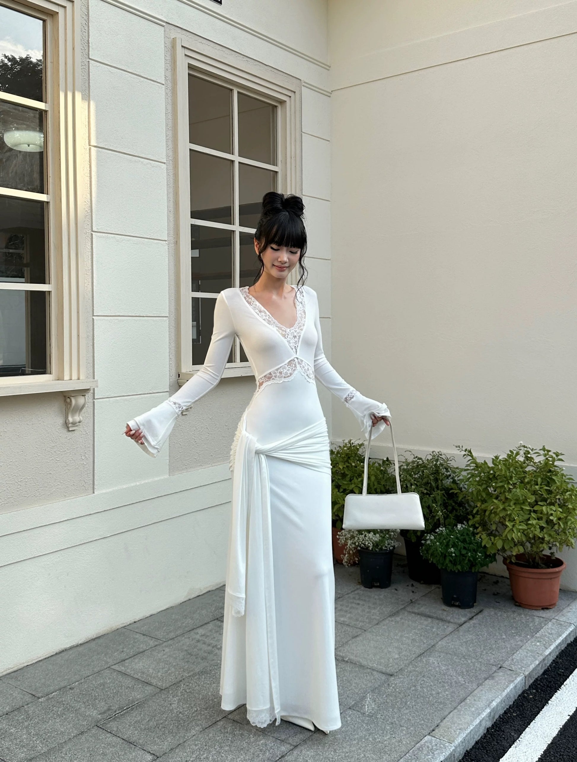 VENUIE French-style lace apricot white knit dress, autumn/winter V-nec Lee Nhi Boutique VENUIE French-style lace apricot white knit dress, autumn/winter V-nec Lee Nhi Boutique