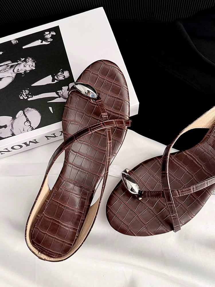 2026 New Genuine Leather Crocodile Pattern Thong Strappy Low-Heel Sandals for Women, Summer Wear, Flip-Toe Kitten Heel Sandals