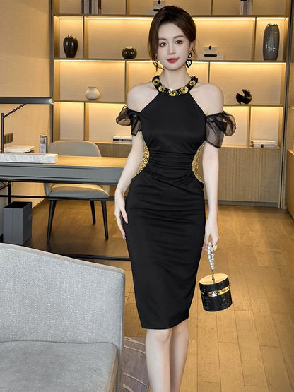 French Hepburn style black halterneck dress, sexy off-shoulder sequined waist, slim fit hip-hugging little black dress for women