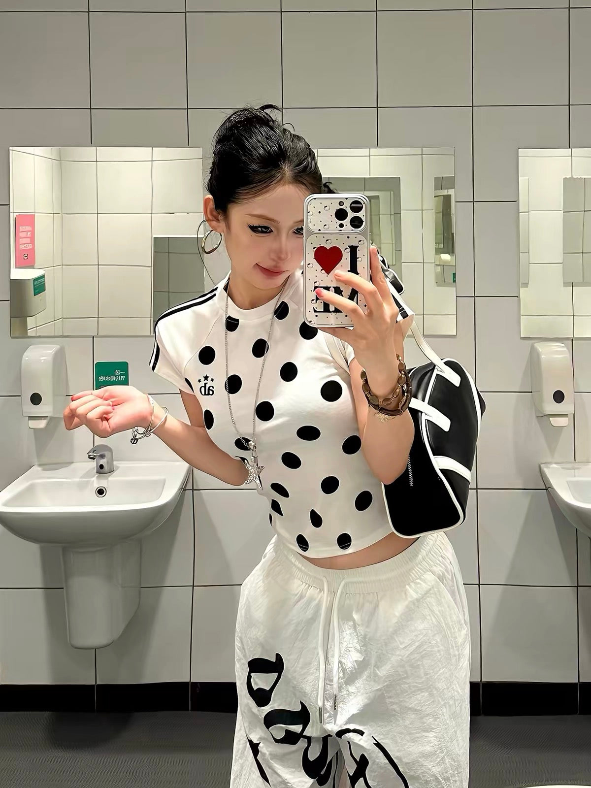 "Baobaotang" American-style edgy girl aesthetic: Polka-dot all-over print, three-stripe raglan short-sleeve T-shirt; fitted, waist-cinching, and slimming cropped top (trending style).