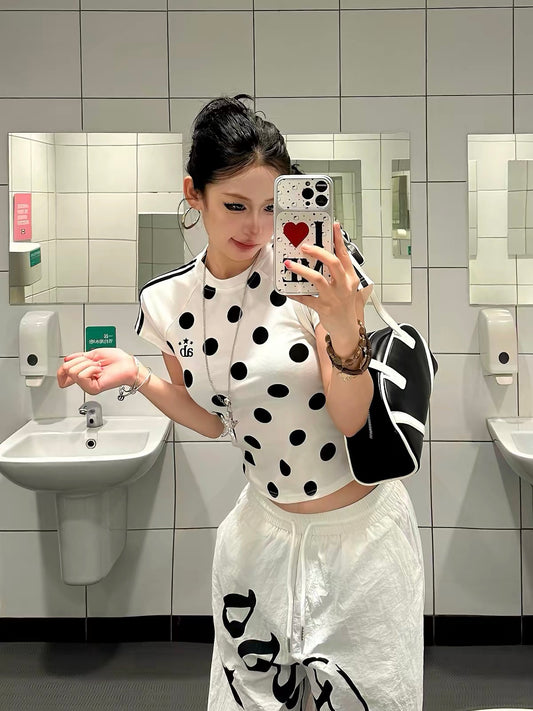 "Baobaotang" American-style edgy girl aesthetic: Polka-dot all-over print, three-stripe raglan short-sleeve T-shirt; fitted, waist-cinching, and slimming cropped top (trending style).