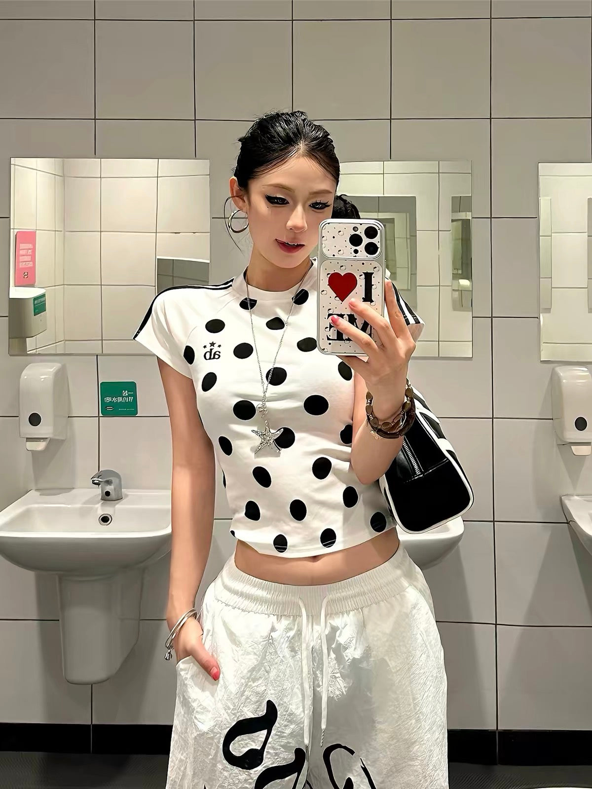 "Baobaotang" American-style edgy girl aesthetic: Polka-dot all-over print, three-stripe raglan short-sleeve T-shirt; fitted, waist-cinching, and slimming cropped top (trending style).