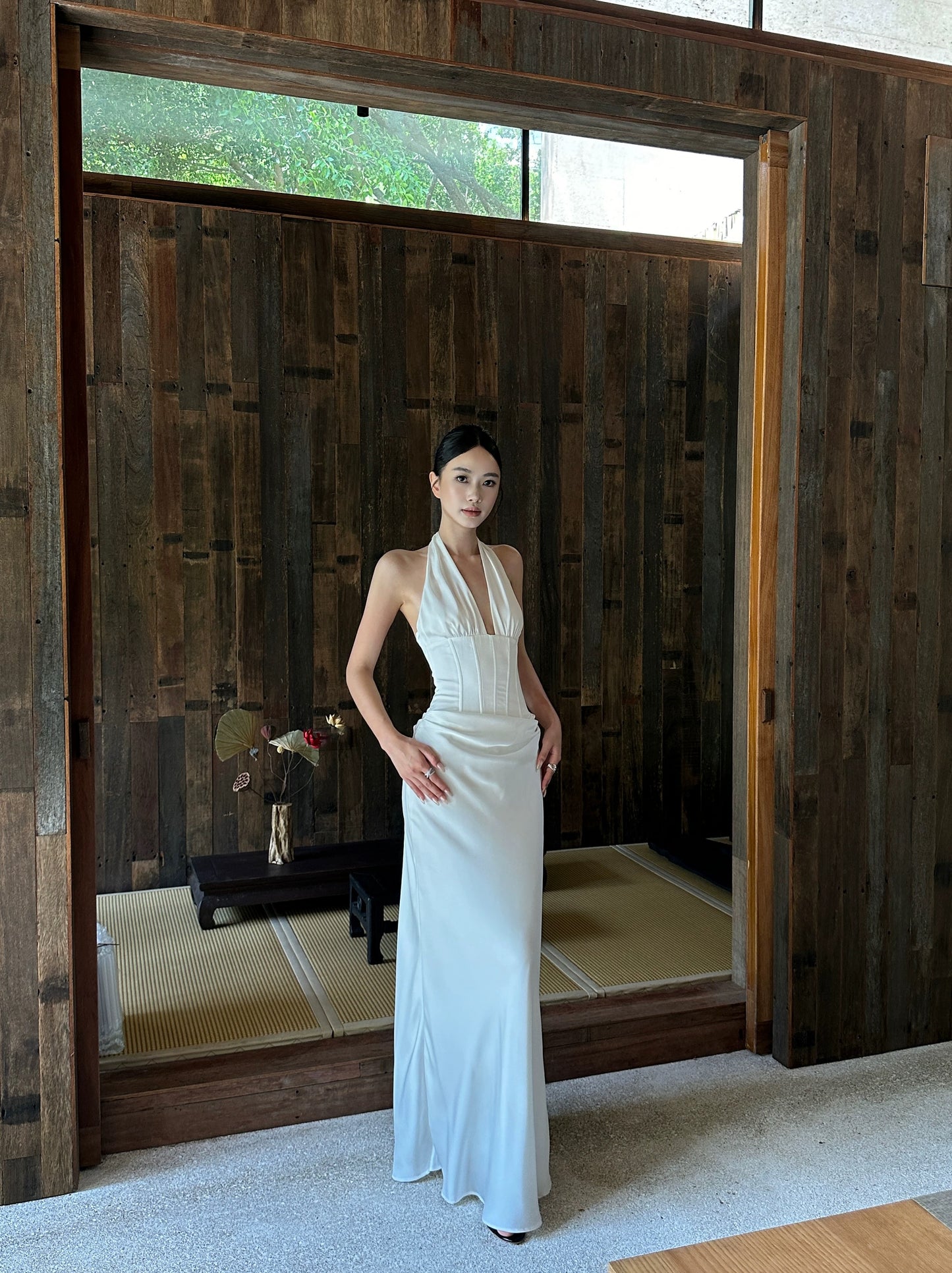 VENUIE French-style white halter neck dress, V-neck, fishtail satin, unique design, high-end backless long dress