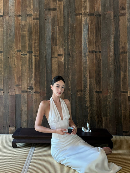 VENUIE French-style white halter neck dress, V-neck, fishtail satin, unique design, high-end backless long dress