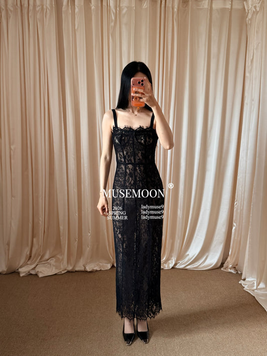 3.17MUSEMOON｜Russian supermodel Helsa wears a sheer, unlined, slightly see-through fishbone lace slip dress.