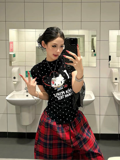"Pop-Candy" Style: Fun Hello Kitty Graffiti & Polka-Dot Short-Sleeve Crop Top – Slim-Fit, Regular-Shoulder, Edgy-Cute Summer Tee