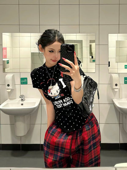 "Pop-Candy" Style: Fun Hello Kitty Graffiti & Polka-Dot Short-Sleeve Crop Top – Slim-Fit, Regular-Shoulder, Edgy-Cute Summer Tee