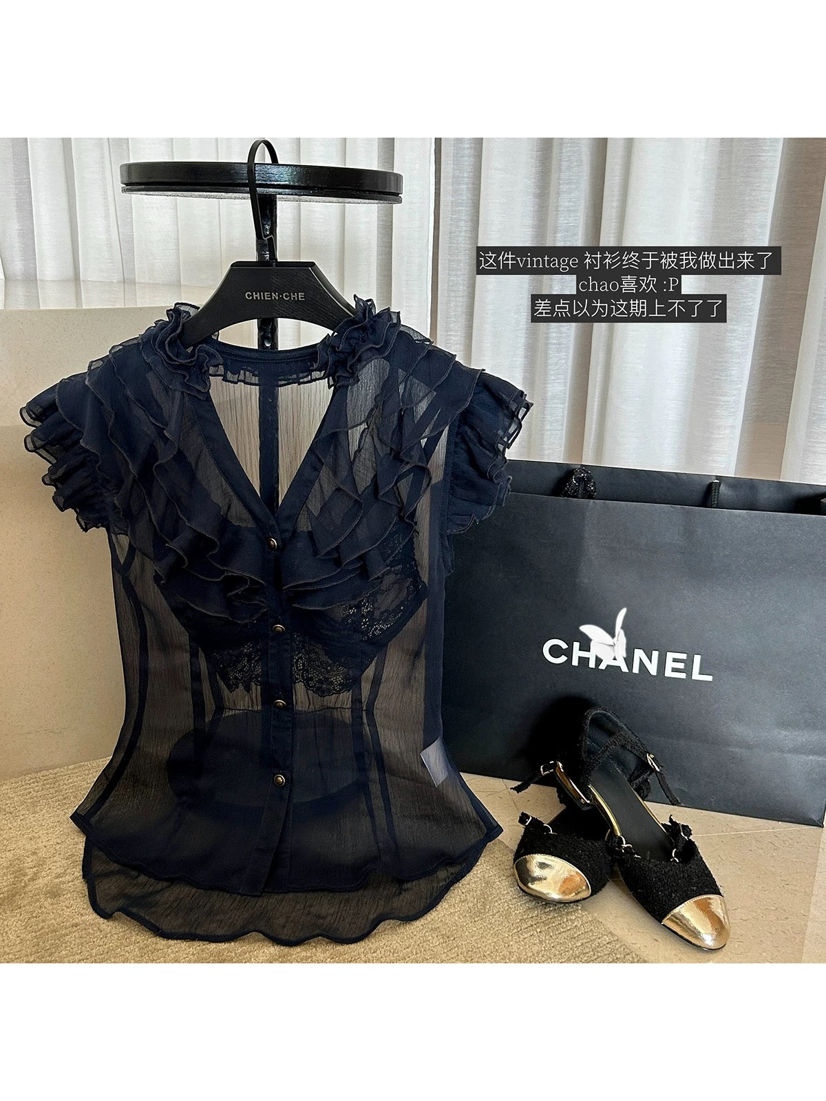 Chien Che Chien, a French-style V-neck chiffon blouse with ruffled trim, is a summer-style sleeveless top for women.