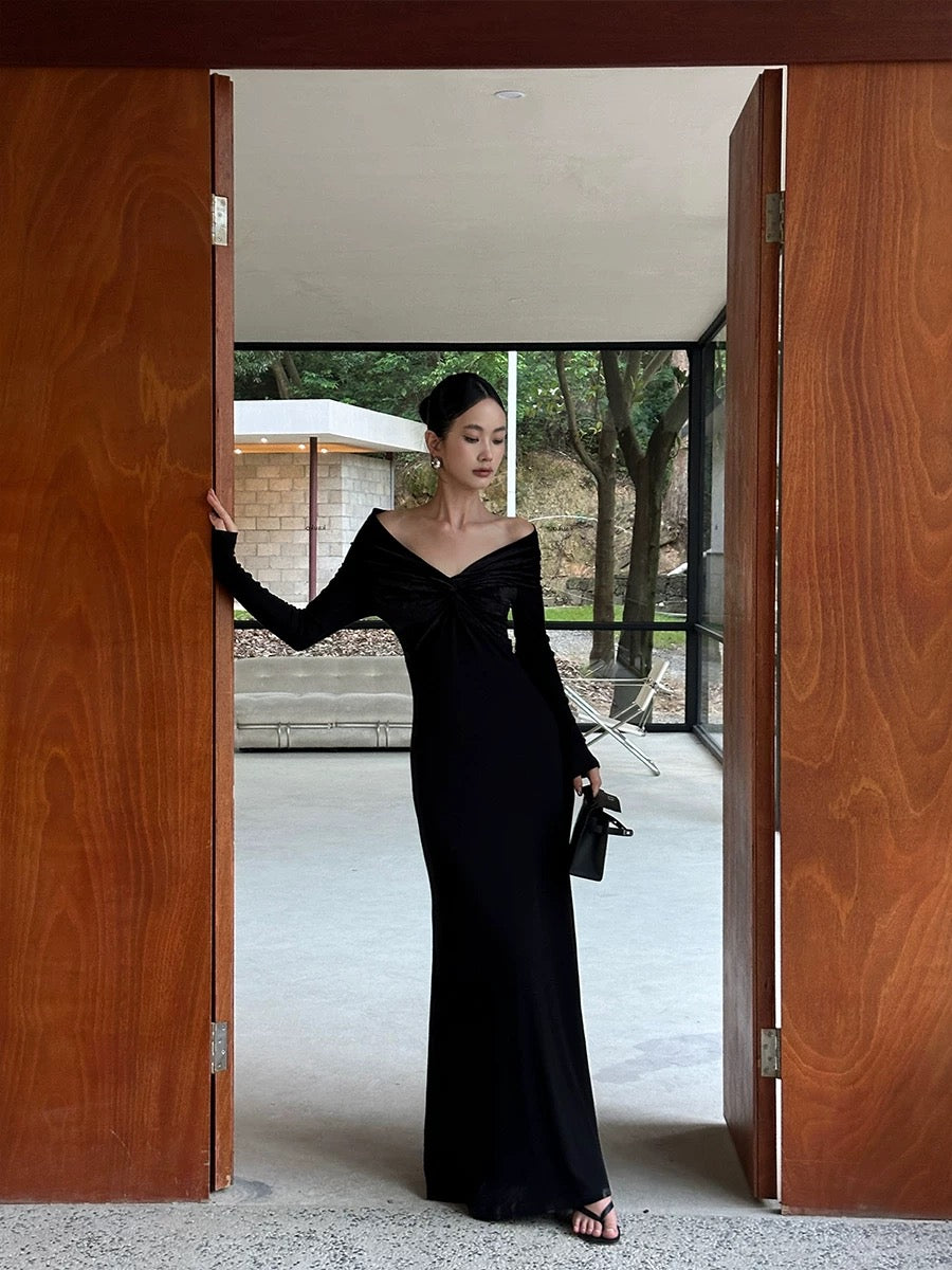 VENUIE French-style off-shoulder long-sleeved dress for women, exuding a sophisticated and luxurious feel. The V-neck design is flattering and slimming.