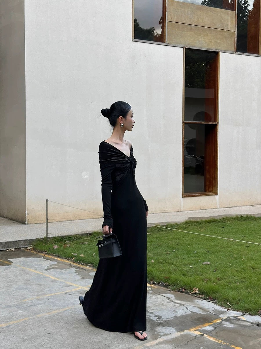 VENUIE French-style off-shoulder long-sleeved dress for women, exuding a sophisticated and luxurious feel. The V-neck design is flattering and slimming.