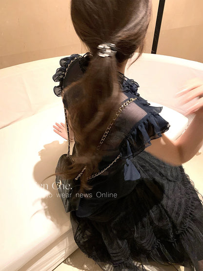 Chien Che Chien, a French-style V-neck chiffon blouse with ruffled trim, is a summer-style sleeveless top for women.