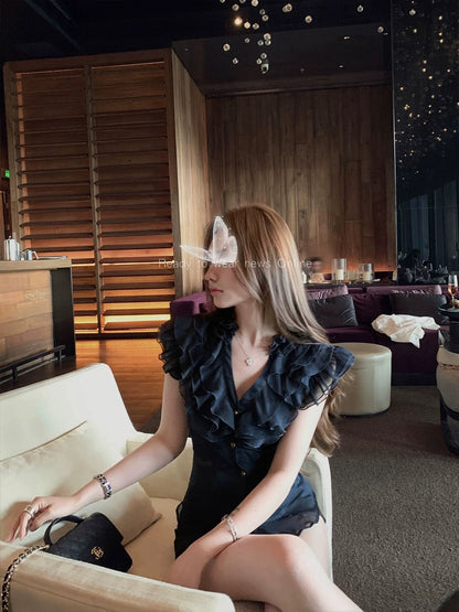 Chien Che Chien, a French-style V-neck chiffon blouse with ruffled trim, is a summer-style sleeveless top for women.