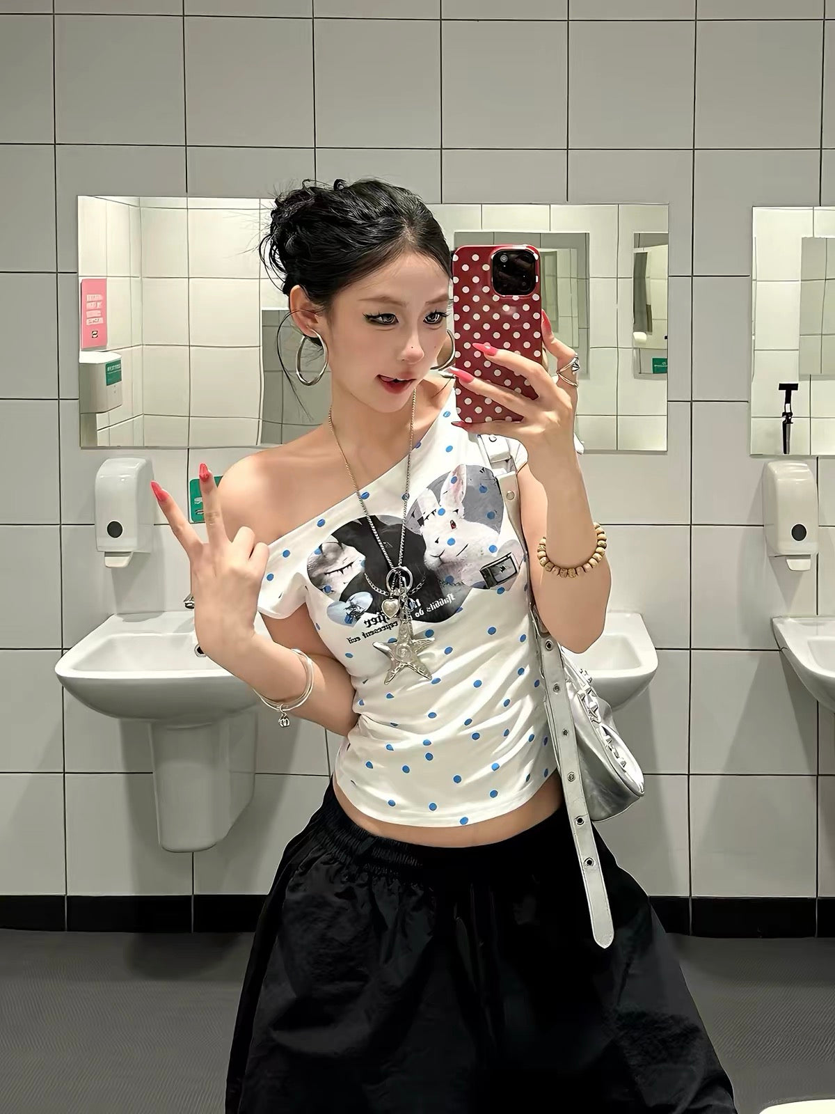 Baobaotang Korean-style retro heart & polka-dot one-shoulder short-sleeve T-shirt; a fitted, slimming, cropped top for a sweet-yet-edgy look.