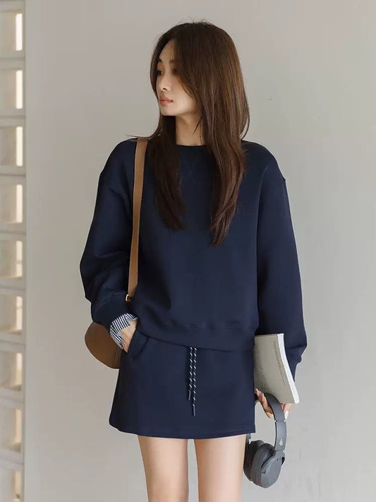 Wang Fei's casual sports suit for women, a complete set of autumn wear, lazy loose round neck sweatshirt, short skirt