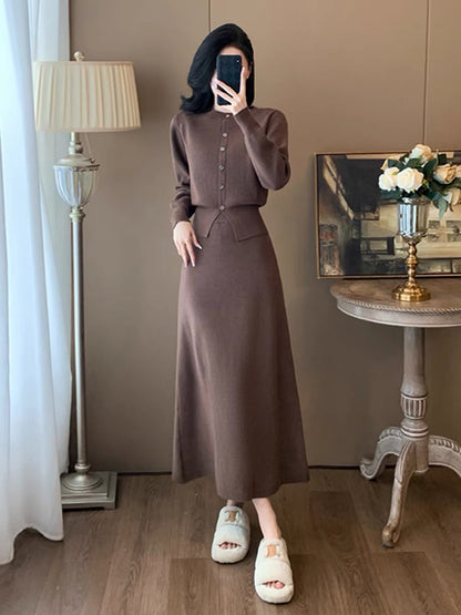 A complete set of early winter knitted fashion suits and skirts that look slim and elegant, a two-piece set with age-reducing sweaters and skirts