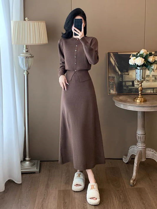A complete set of early winter knitted fashion suits and skirts that look slim and elegant, a two-piece set with age-reducing sweaters and skirts