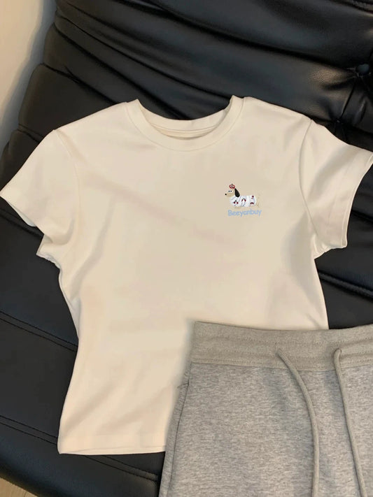 A must-have item for all-purpose wear! Korean-style niche design straight shoulder short-sleeved T-shirt for women, versatile gray short skirt suit