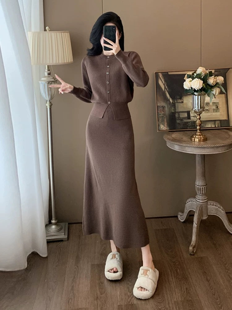 A complete set of early winter knitted fashion suits and skirts that look slim and elegant, a two-piece set with age-reducing sweaters and skirts