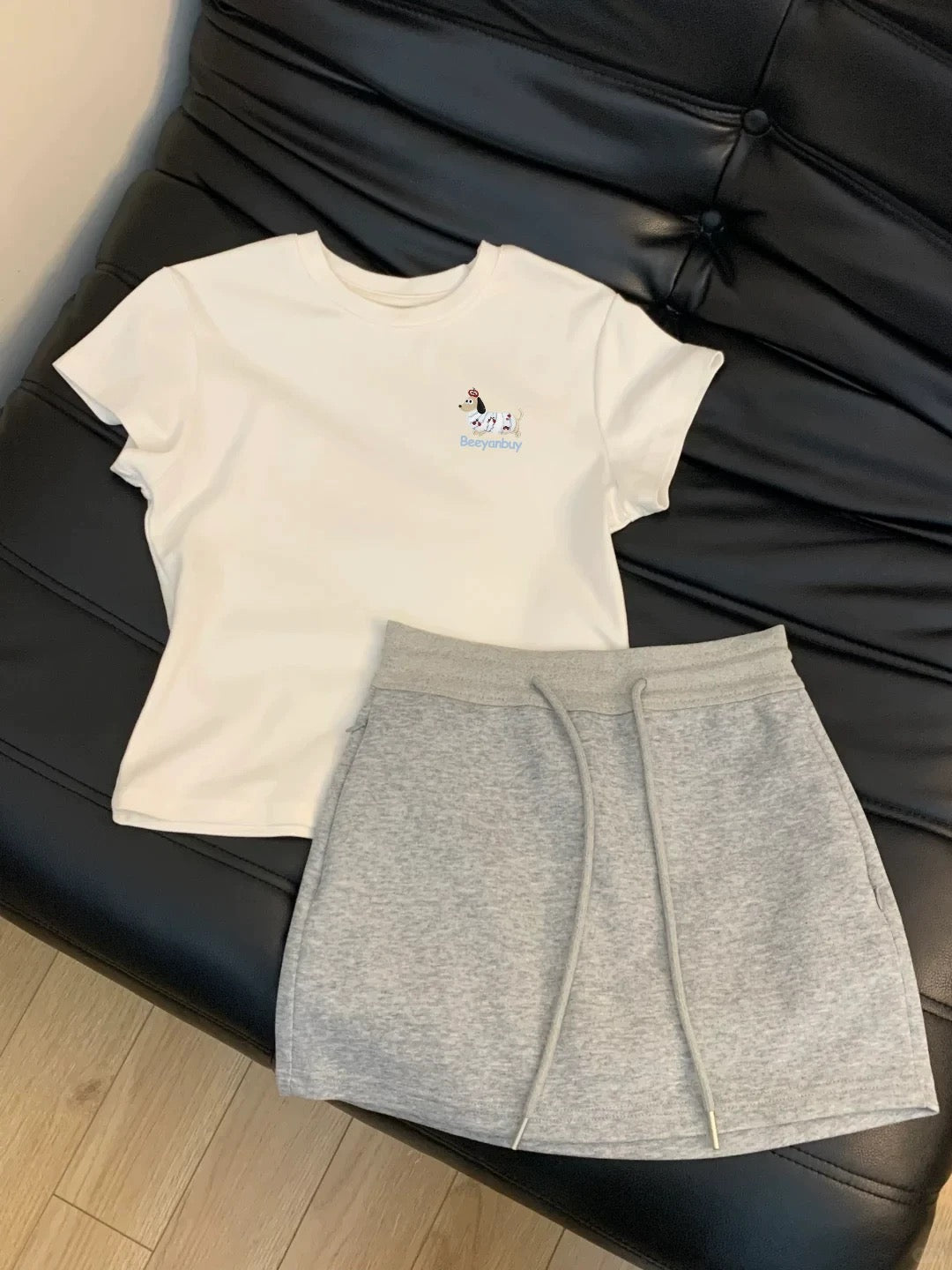 A must-have item for all-purpose wear! Korean-style niche design straight shoulder short-sleeved T-shirt for women, versatile gray short skirt suit