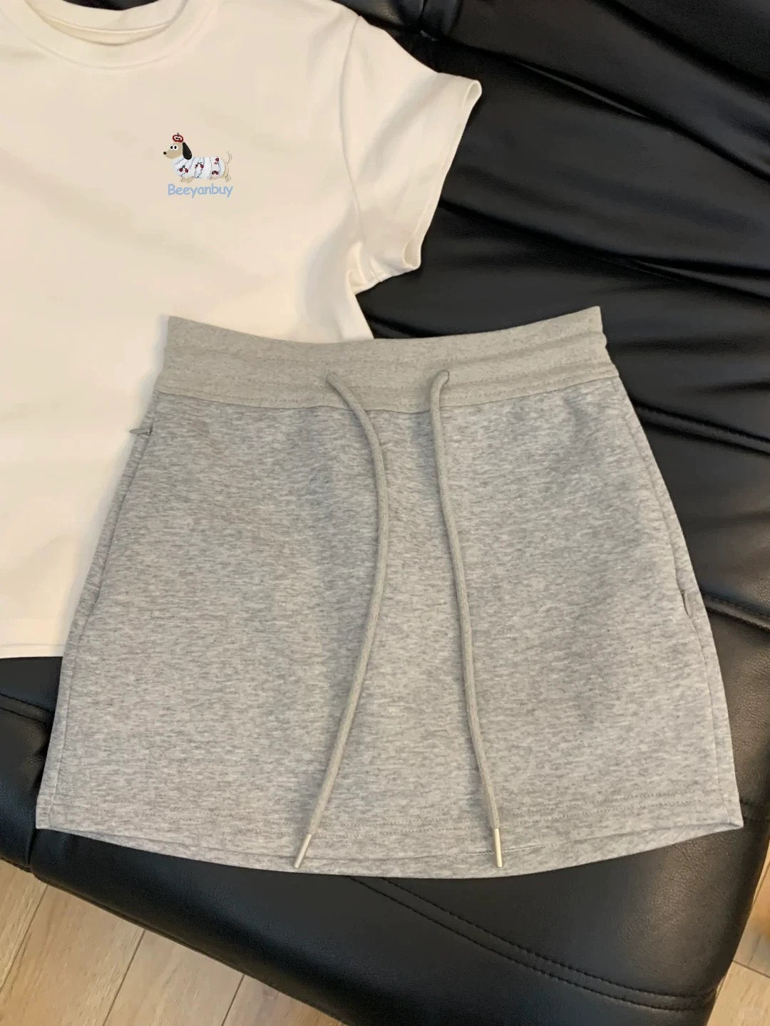 A must-have item for all-purpose wear! Korean-style niche design straight shoulder short-sleeved T-shirt for women, versatile gray short skirt suit
