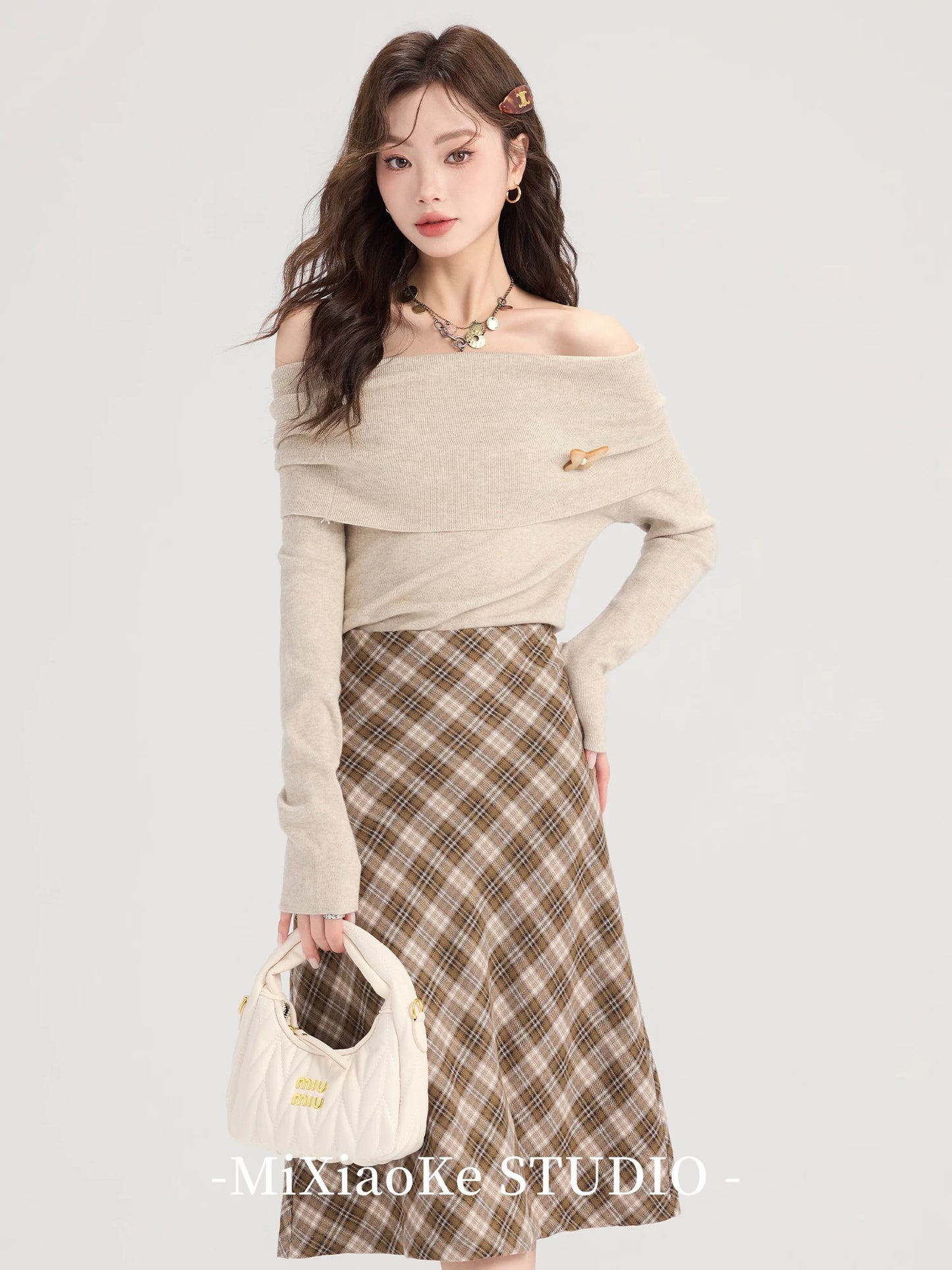 Mi Xiaoke French retro lapel one-shoulder sweater for women in early autumn 2025 new hot girl slim fit top