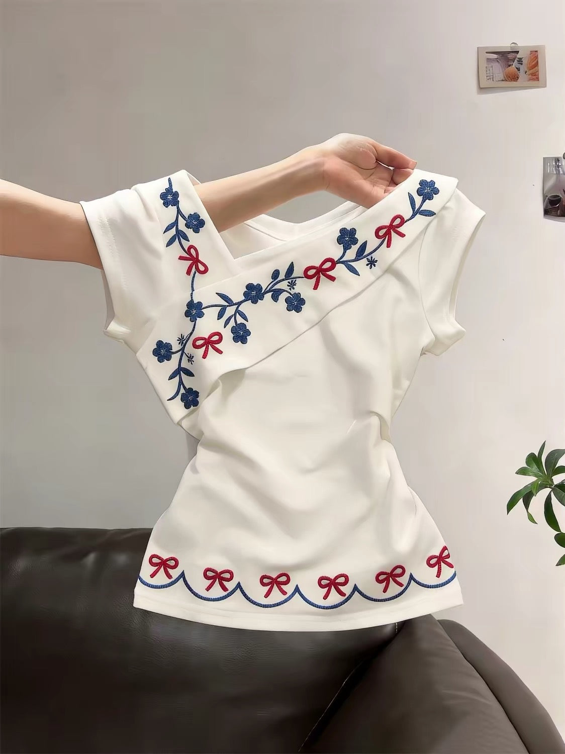 Unisex Summer Retro-Style Slim-Fit Off-Shoulder Short-Sleeve T-Shirt with White Floral Embroidery