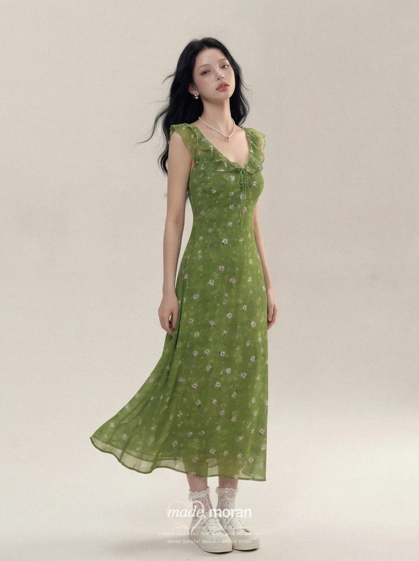 A particularly beautiful fitted waist French floral print dress, perfect for summer beach vacations and outings.