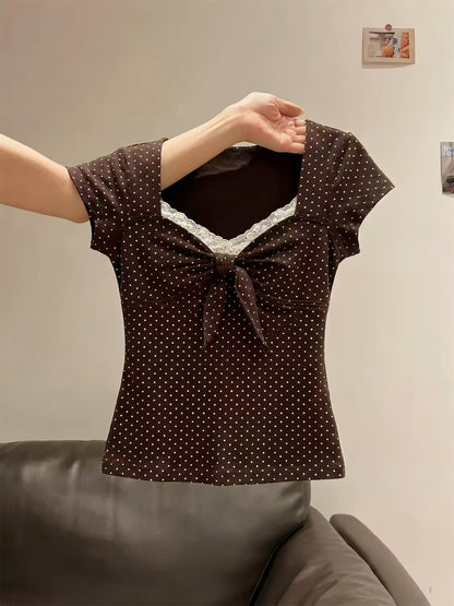 French-style vintage short-sleeve T-shirt featuring polka dots, a bow-tie detail, and lace paneling; a slim-fit, sweet, and elegant top suitable for both men and women in summer.
