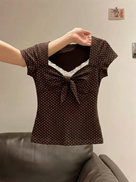 French-style vintage short-sleeve T-shirt featuring polka dots, a bow-tie detail, and lace paneling; a slim-fit, sweet, and elegant top suitable for both men and women in summer.