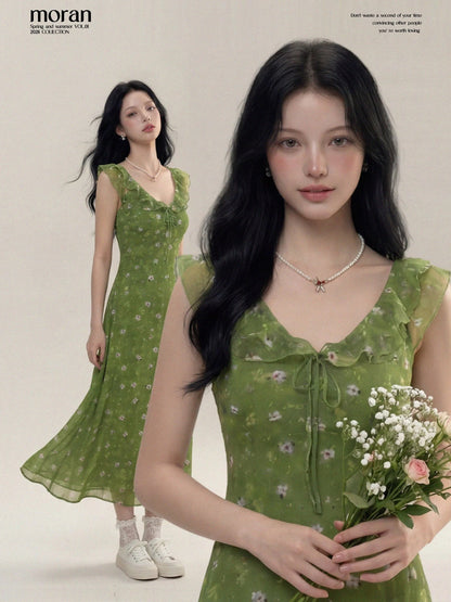 A particularly beautiful fitted waist French floral print dress, perfect for summer beach vacations and outings.