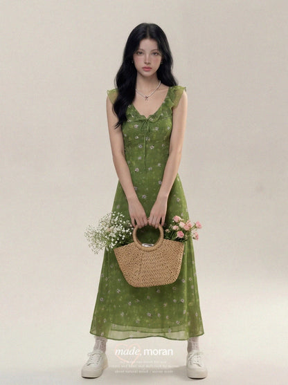 A particularly beautiful fitted waist French floral print dress, perfect for summer beach vacations and outings.