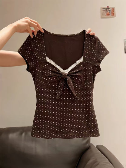 French-style vintage short-sleeve T-shirt featuring polka dots, a bow-tie detail, and lace paneling; a slim-fit, sweet, and elegant top suitable for both men and women in summer.