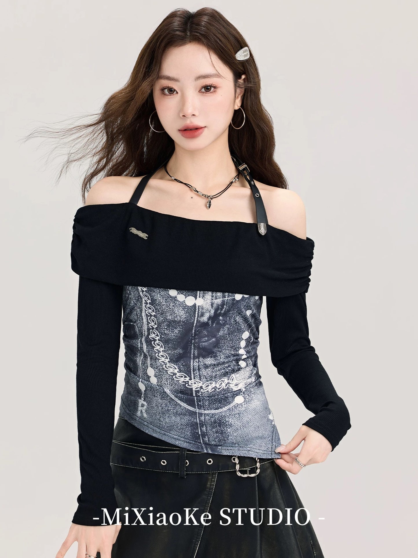 Mi Xiaoke design sense one shoulder irregular long sleeve T-shirt female autumn and winter print halter neck unique and exquisite top